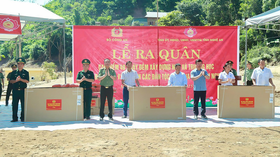 Thượng tướng Phạm Thế Tùng trao quà cho các đơn vị đóng trên địa bàn xã Mỹ Lý. (Ảnh: CANA) images2032823-11.jpg