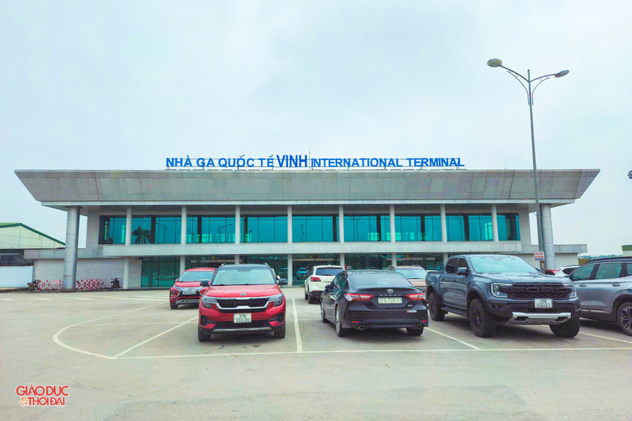 Nằm ở vị trí huyết mạch trên tuyến giao thương Bắc - Nam, sân bay Vinh được xem như cửa ngõ giao thương và du lịch không chỉ riêng Nghệ An mà của cả khu vực Bắc Trung Bộ. Mỗi ngày, sân bay này tiếp đón từ 20 - 30 chuyến bay đến và đi. sanbay4.jpg