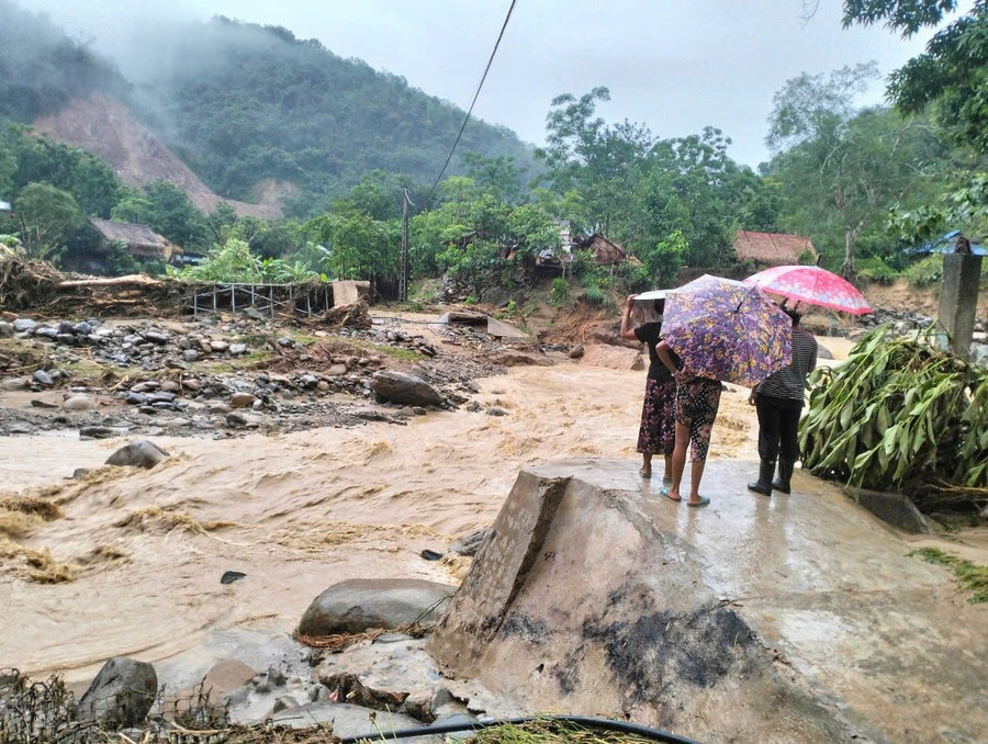 Thống kê ban đầu, xã Nhôn Mai (huyện Tương Dương) có 11 nhà bị hư hỏng và cuốn trôi. Trong đó, bản Thằm Thẩm có 3 nhà, bản Có Hạ có 4 nhà; bản Na Lật có 2 nhà. Ngoài ra, một số nhà bị ảnh hưởng do lũ quét. 502689954-24062688376752333-7742574836257661652-n.jpg