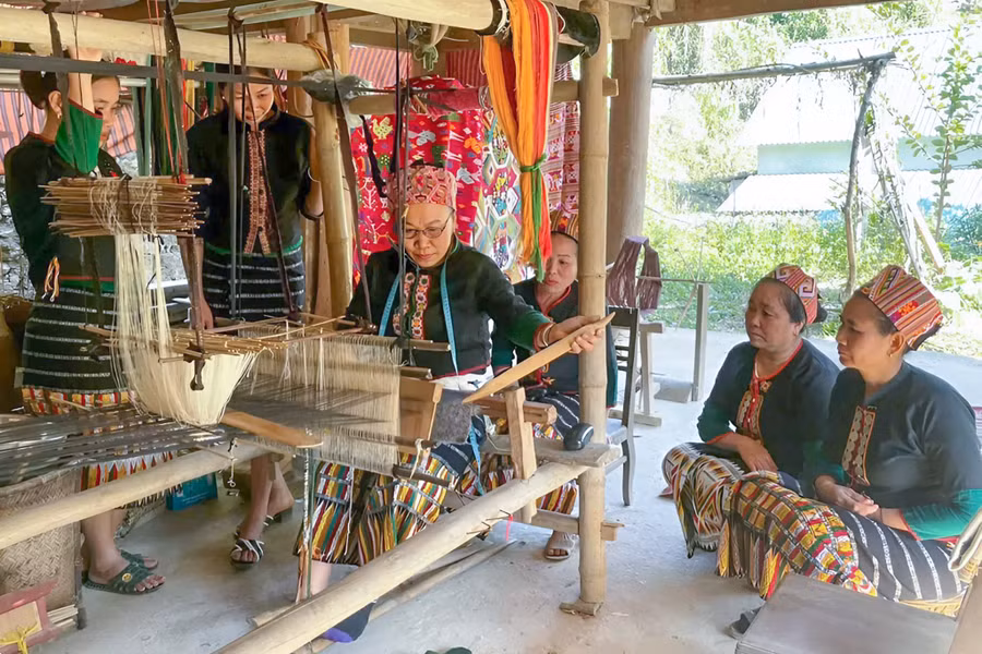 Bà Lô thị Mai và các thành viên dệt thổ cẩm bản Na, xã Hữu Kiệm.