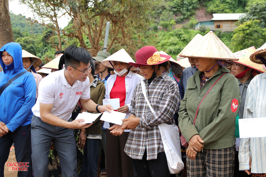 Cán bộ, phóng viên Báo GD&ĐT trao quà cho các hộ dân. (Ảnh: Phạm Tâm) img-7045-copy.jpg