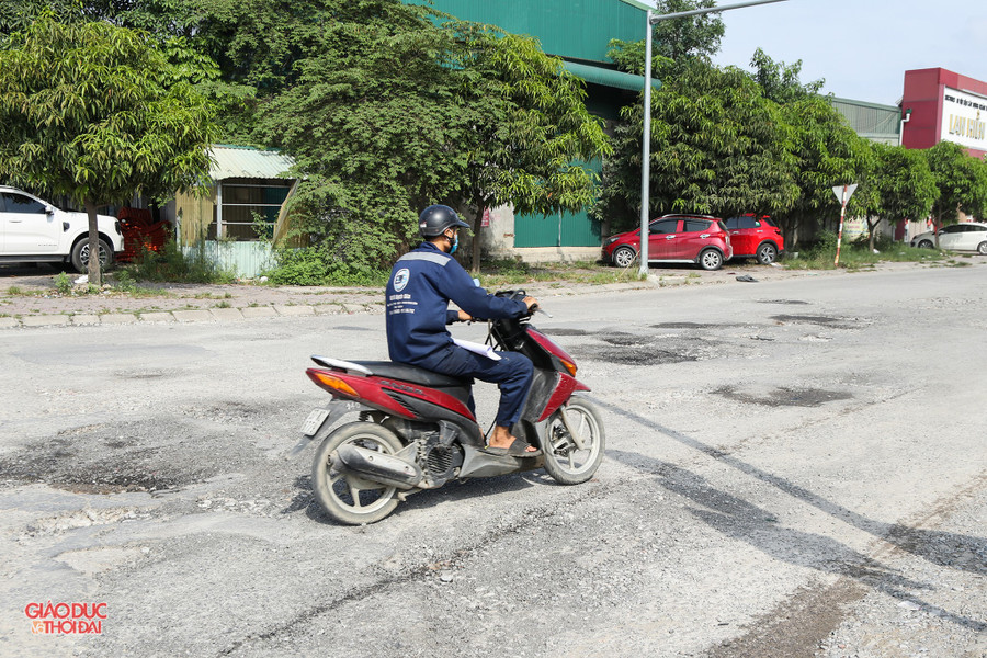 Đường Ngô Gia Tự (phường Quán Bàu, TP Vinh) dù chỉ dài khoảng 1km nhưng nhiều điểm hư hỏng, mặt đường bong tróc, chi chít ổ gà, nhất là đoạn ngã tư giao với đường 72m. duong7.jpg
