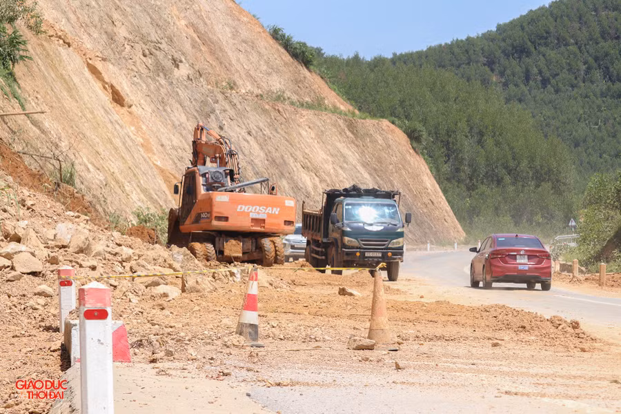 Tuyến Quốc lộ 7C bị sạt lở taluy dương. (Ảnh: Phạm Tâm)