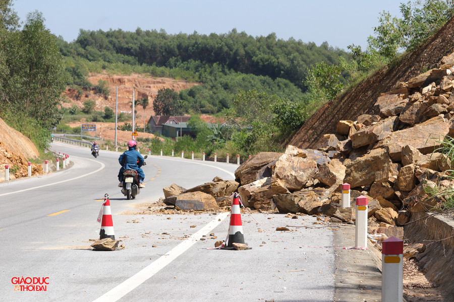 Những ngày qua, trên tuyến đường này, đoạn qua các xã Tân Kỳ, Văn Du, Văn Hiến... xuất hiện nhiều vị trí sạt lở taluy dương, đất đá từ 2 bên sườn đồi tràn xuống lòng đường. duong-n5-1.jpg