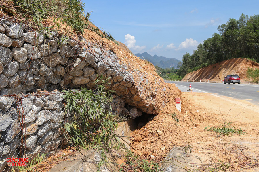 Cả mảng kè bị đẩy nghiêng về phía lòng đường, tạo thành một "cái bẫy" chực chờ sụp xuống. duong-n5-5.jpg