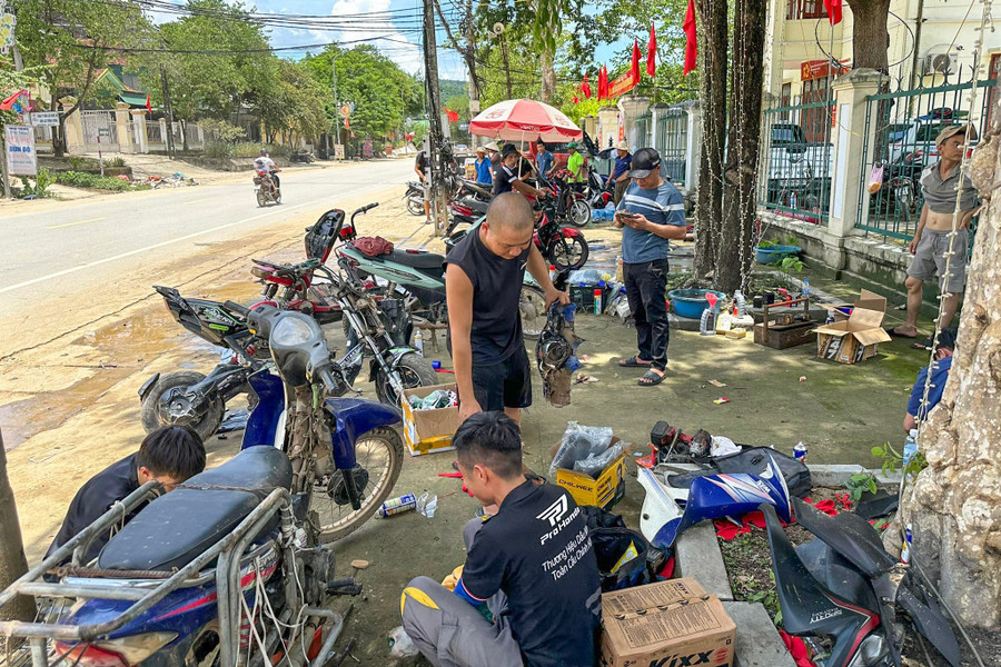 Những ngày qua, hàng chục thợ sửa xe máy Quỳnh Lưu, Hoàng Mai và Nghĩa Đàn có mặt tại xã Tương Dương để sửa xe miễn phí cho bà con vùng lũ. sua-do-dien-10.jpg