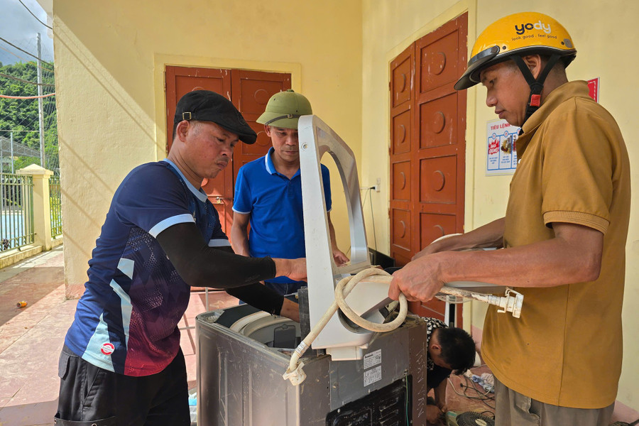100 thành viên được chia thành 4 nhóm, túc trực tại 4 điểm ở những xã bị ngập nặng trong đợt lũ vừa qua. sua-do-dien-6.jpg