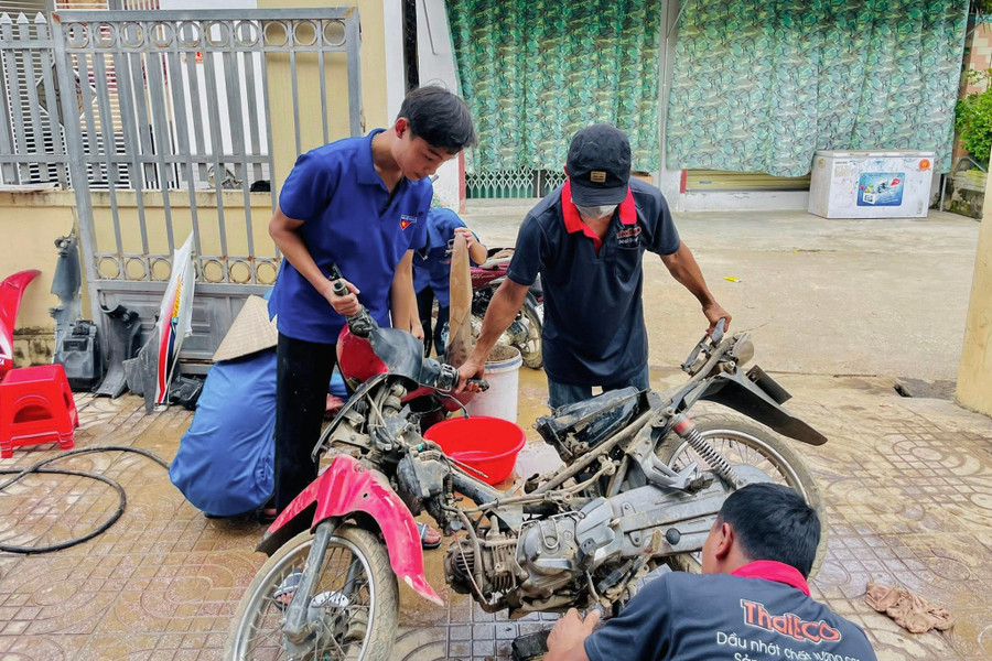 Các thành viên kịp thời hỗ trợ người dân sữa chữa những chiếc xe máy bị ngập nước, hư hỏng, giúp người dân sớm ổn định cuộc sống, đi lại thuận tiện hơn. sua-do-dien-9.jpg