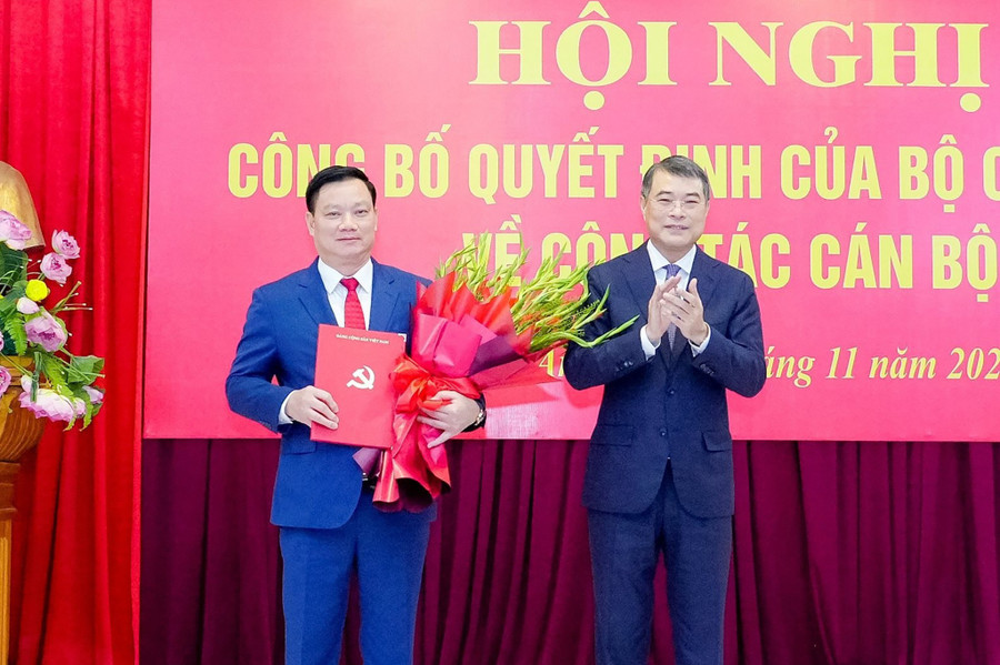 Trưởng Ban Tổ chức Trung ương Lê Minh Hưng trao quyết định cho ông Nguyễn Khắc Thận. (Ảnh: Phạm Bằng)