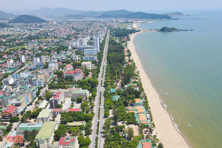 Phường Cửa Lò, tỉnh Nghệ An nhìn từ trên cao. (Ảnh: Phạm Tâm) cua-lo.jpg