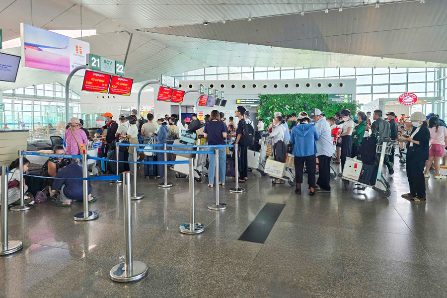 Tuy nhiên, sau hàng chục năm khai thác, nhiều hạng mục hạ tầng ở sân bay này xuống cấp, không còn đáp ứng được nhu cầu đi lại ngày càng cao của người dân. sanbay11.jpg