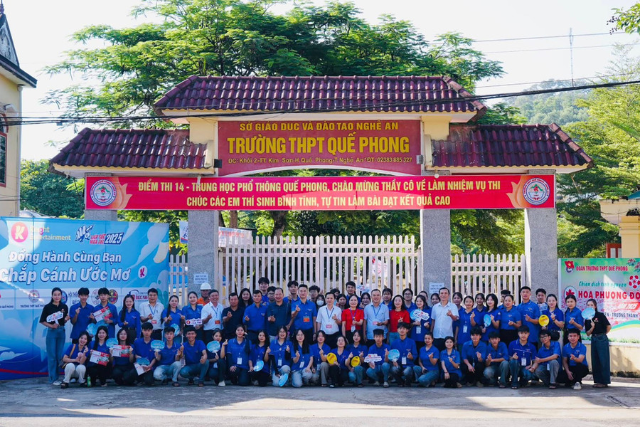 Đội thanh niên tình nguyện tại Điểm thi Trường THPT Quế Phong. 511219428-2488149188251303-6985555658129629123-n.jpg
