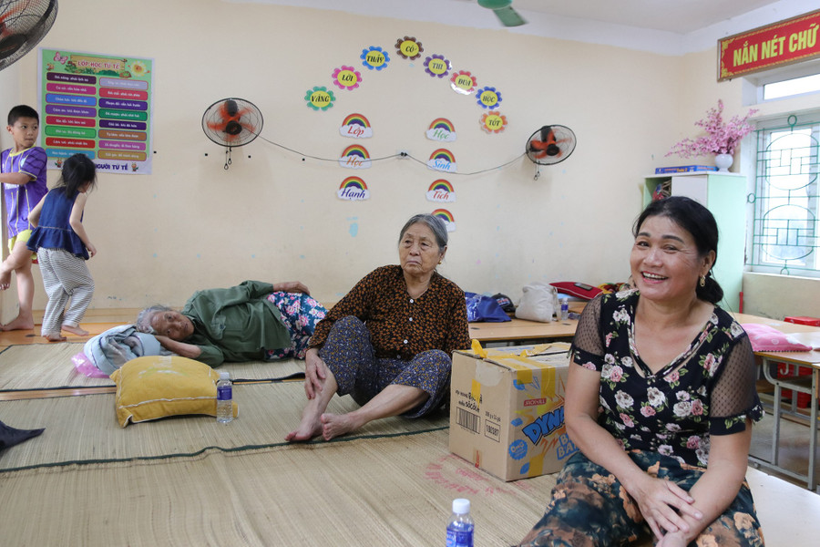 "Được cán bộ vận động, vợ chồng tôi di dời ngay. Đến đây, chúng tôi rất yên tâm vì có chỗ ngủ nghỉ, được hỗ trợ ăn uống đầy đủ. Giờ chỉ mong bão nhanh qua để sớm trở về nhà", ông Sâm chia sẻ. cua-lo-4.jpg