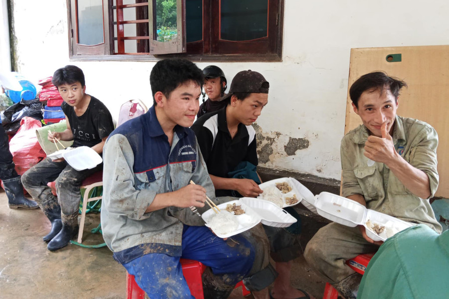 Dù công tác khắc phục hậu quả sau lũ còn nhiều gian nan, vất vả, nhưng nhờ sự đồng lòng góp phần tạo nên sức mạnh to lớn, giúp người dân vùng lũ sớm vượt qua khó khăn. nau-com-muong-xen-8.jpg