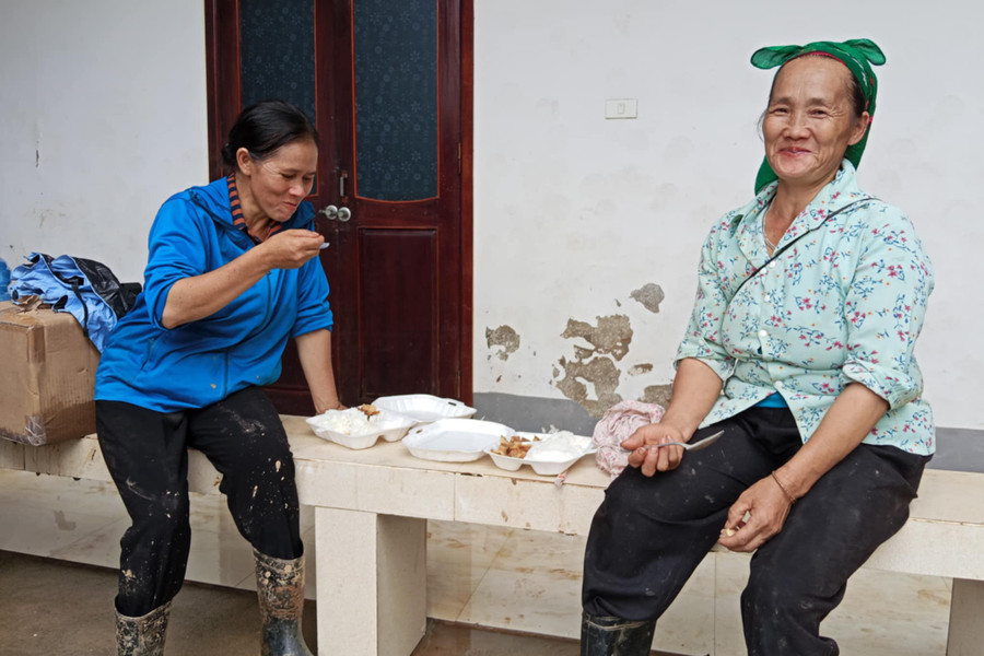 Nhiều bản đang bị cô lập do sạt lở trên các tuyến đường giao thông, khoảng 300 hộ dân bị mất nhà cửa và tài sản. nau-com-muong-xen-10.jpg