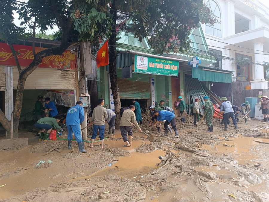 Ngày 25/7, nước lũ tại xã Mường Xén (Nghệ An) rút hết, để lại khung cảnh ngổn ngang bùn đất, rác thải. Chính quyền địa phương đang huy động các lực lượng, cùng người dân dọn dẹp nhà cửa, đường sá. nau-com-muong-xen-2.jpg
