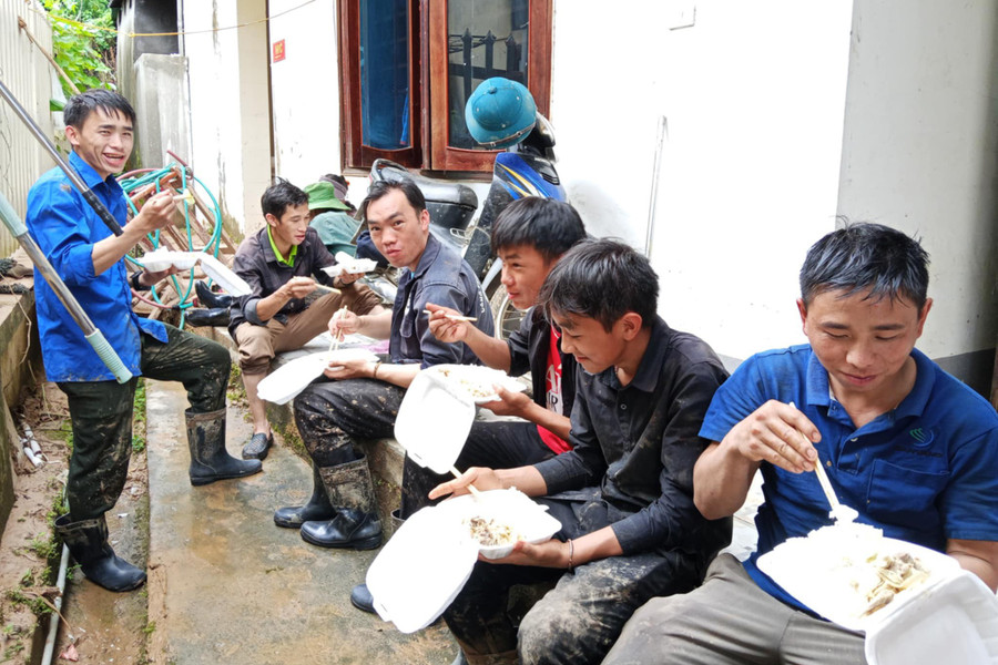 Những suất cơm đều có thịt, hoặc cá, kèm thêm rau, canh, đảm bảo dinh dưỡng. nau-com-muong-xen-9.jpg