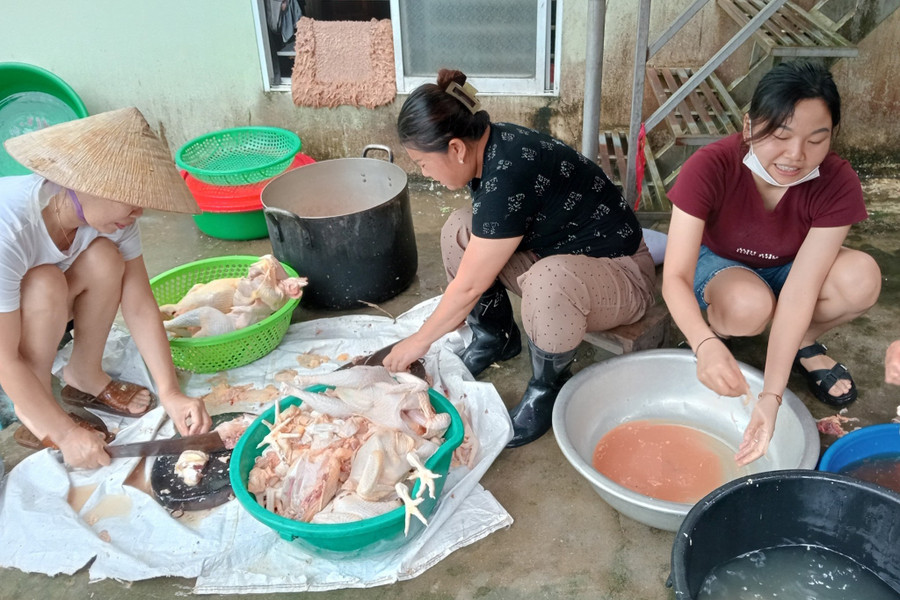 Để hỗ trợ người dân vượt qua khó khăn, tiếp sức các lực lượng chức năng, những ngày qua, các nhà hàng, quán ăn, hộ kinh doanh ở xã Mường Xén quyên góp tiền, thực phẩm nấu tặng hàng trăm suất cơm miễn phí. nau-com-muong-xen-6.jpg