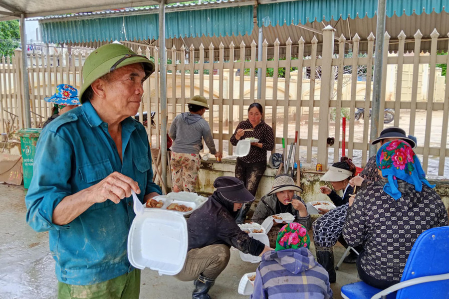 Theo chính quyền xã Mường Xén, mưa lũ do bão Wipha khiến 9 khối, bản thuộc vùng lòng hồ thủy điện và khu vực hạ du sông Nậm Mô bị ngập sâu trong nước từ 1-3,5m. nau-com-muong-xen-7.jpg