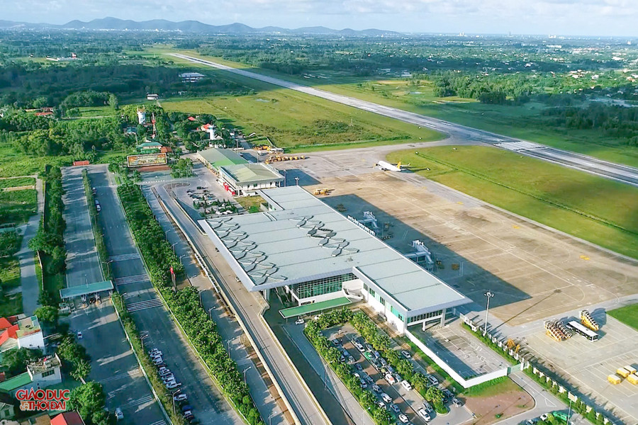 Sân bay Vinh đóng tại xã Nghi Liên (TP Vinh, Nghệ An) có một đường cất hạ cánh dài 2.400m; rộng 45m; công suất thiết kế 2,75 triệu khách mỗi năm. (Ảnh: Khánh Trung) sanbay2.jpg