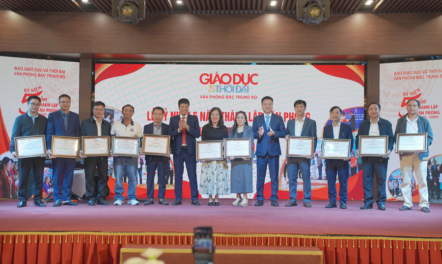 Báo Giáo dục và Thời đại trao giấy khen cho các đơn vị, cá nhân có nhiều đóng góp trong công tác thiện nguyện, đồng hành với hoạt động của Văn phòng Bắc Trung Bộ.