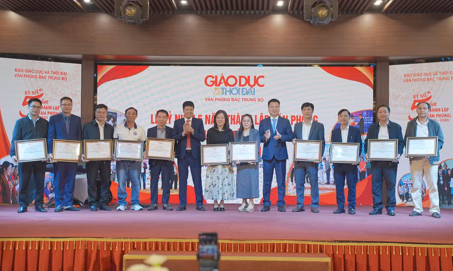 Báo Giáo dục và Thời đại trao giấy khen cho các đơn vị, cá nhân có nhiều đóng góp trong công tác thiện nguyện, đồng hành với hoạt động của Văn phòng Bắc Trung Bộ.