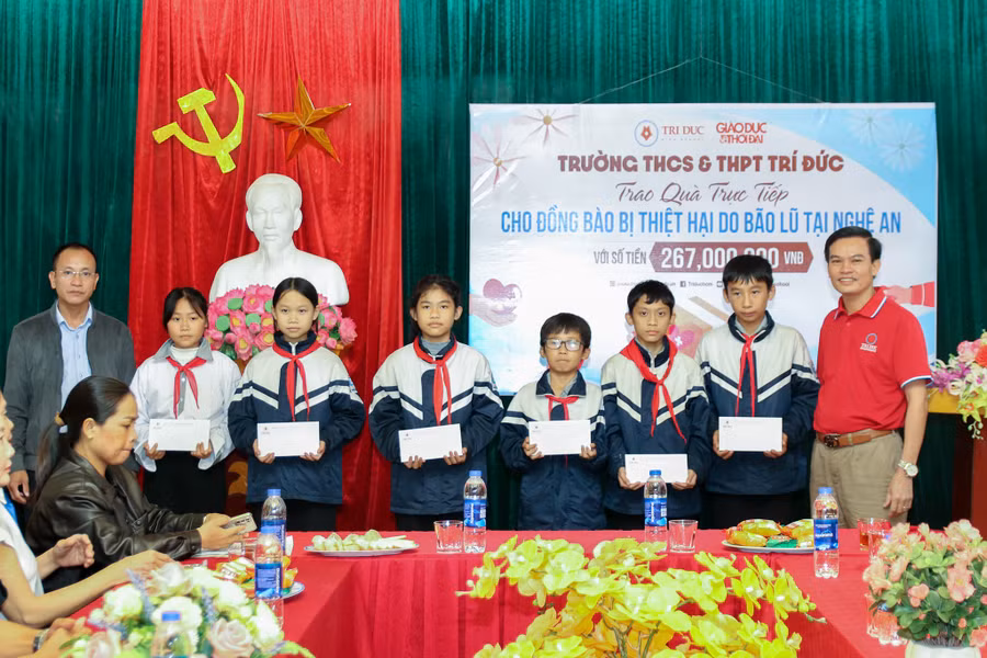 Báo GD&TĐ cùng trường Trí Đức trao quà cho học sinh Trường THCS Kỳ Tân.