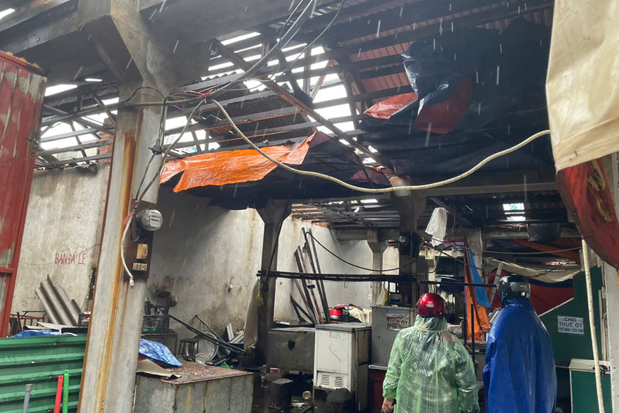 Các tiểu thương xót xa nhìn tài sản bị bão Bualoi tàn phá. cho-dan-sinh-8.jpg