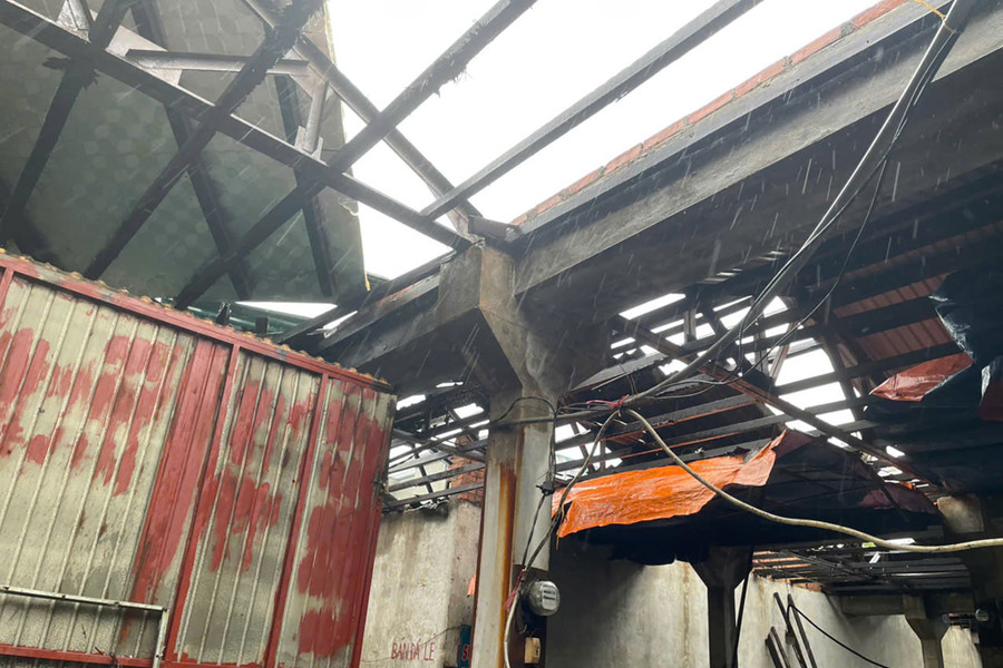 Ông Nguyễn Khắc Thành, Phó Ban quản lý chợ Hưng Dũng cho biết, chợ có 260 ki ốt thì có tới 150 ki ốt bị hư hỏng nặng. Ở các hàng bán thực phẩm như thịt, cá... hầu như bị tốc mái, hư hỏng. cho-dan-sinh-4.jpg