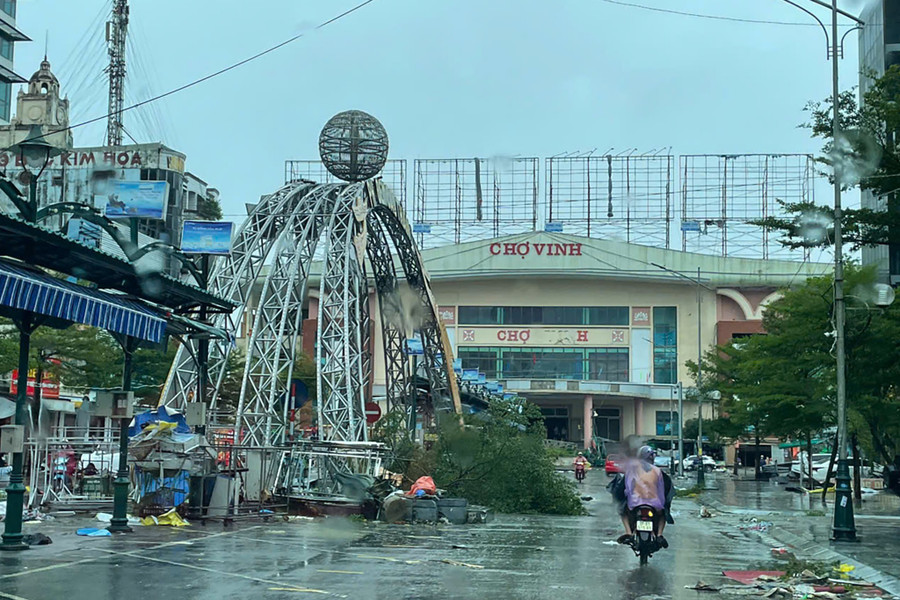 Tại chợ Vinh (phường Thành Vinh), nhiều ki ốt phía ngoài đình chính cũng bị bão đánh hư hỏng, mái tôn, vật dụng, hàng hóa bay khắp nơi. cho-dan-sinh-7.jpg