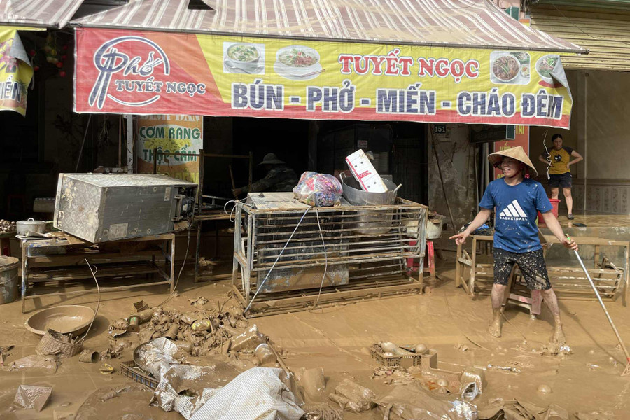 Người dân lội bùn dọn dẹp nhà cửa, lớp bùn dày đặc khiến việc lau dọn trở nên khá vất vả. tuong-duong-5.jpg