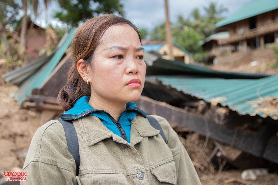 Ánh mắt thất thần của cô Lữ Thị Dư khi nhớ lại trận lũ đêm 22/7. (Ảnh: Phạm Tâm) co-lu-thi-du.jpg