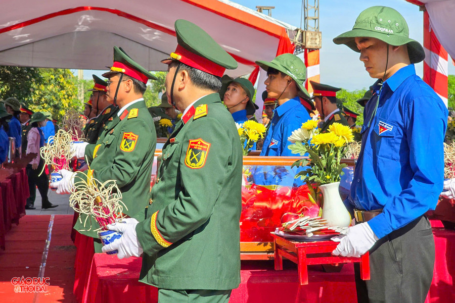 Trong không khí trang nghiêm, các đại biểu cùng người dân kính cẩn nghiêng mình, dâng lên hương hồn các Anh hùng liệt sĩ những bông hoa tươi thắm, thắp nén hương thơm để thể hiện lòng biết ơn vô hạn. lietsi2.jpg