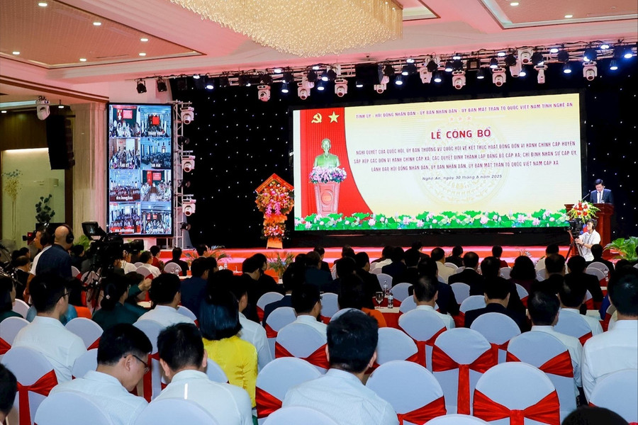 Lễ công bố kết thúc hoạt động đơn vị hành chính cấp huyện, sắp xếp các ĐVHC cấp xã ở Nghệ An. (Ảnh: Thành Duy) bna-img-7470-2827.jpg