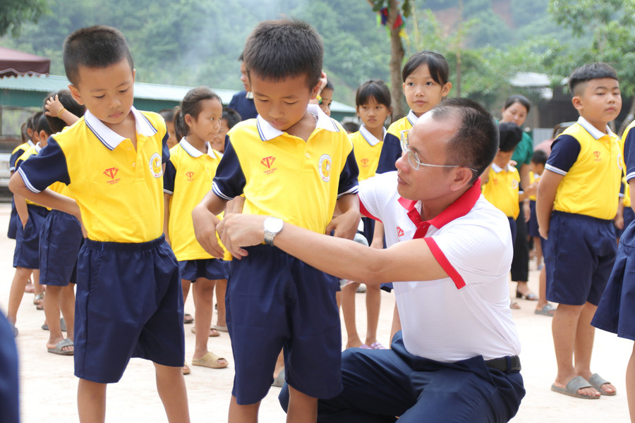 Cán bộ, phóng viên Báo GD&TĐ trao đồng phục mới cho các em học sinh ở Mỹ Lý. img-8212-copy.jpg