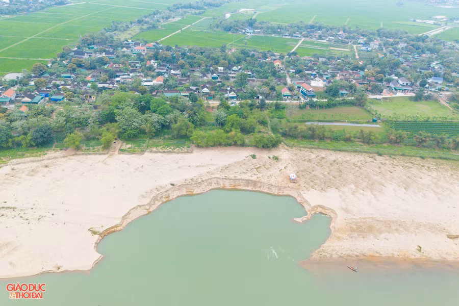 Khu vực Công ty CP Khai thác cát sạn và vận tải Thanh Chương khai thác cát. (Ảnh: Phạm Tâm)