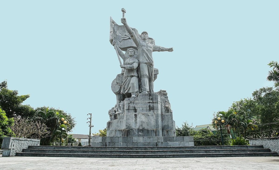 Tượng đài Công nông Xô viết tại ngã ba Bến Thủy (phường Trường Vinh, Nghệ An). tuong-dai-cong-nong-truong-thi-b.jpg