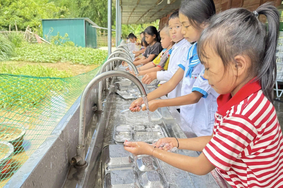 Ông Nguyễn Văn Thắng, Bí thư Đảng uỷ xã Lượng Minh cho biết, về lâu dài, giải pháp hiệu quả nhất là xây cầu cứng qua sông. Tuy nhiên, việc xây cầu có thể kéo dài trong vài năm. luong-minh-3.jpg