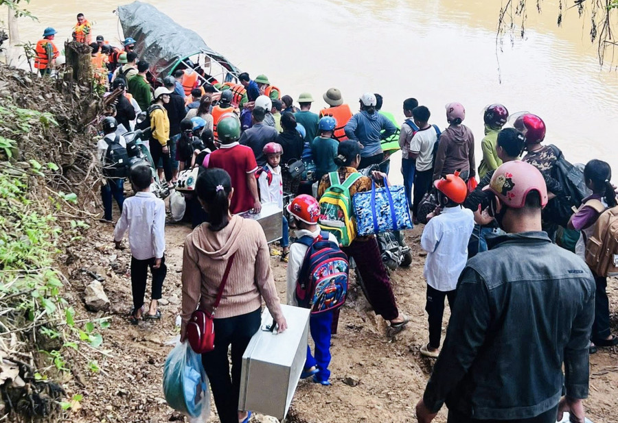 Để đến trường, hàng trăm học sinh Trường Phổ thông DTBT Tiểu học và Trường Phổ thông TDTBT THCS Lượng Minh ở các bản Chẳm Puông, Minh Thành, Minh Tiến, Đửa, Lạ, Xốp Mạt, Minh Phương, Côi… phải đi thuyền vượt sông. luong-minh-1.jpg