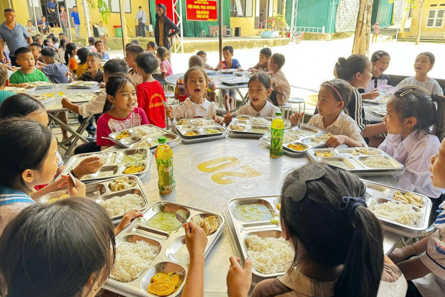 Bữa cơm tựu trường của các em học sinh Trường Phổ thông DTBT Tiểu học Lượng Minh. luong-minh-5.jpg