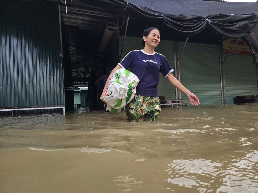 Bà Nguyễn Thị Lan, tiểu thương bán nông sản ở khu vực đình phụ chợ Vinh cho biết, nước lũ bắt đầu tràn vào chợ từ sáng 29/9. Nước lên nhanh khiến các tiểu thương ở chợ "trở tay không kịp". cho-vinh-7.jpg