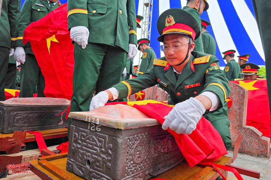 Trước khi an táng, Sở Nội vụ tỉnh Nghệ An phối hợp với Trung tâm Y tế huyện Nghi Lộc và Đội quy tập lấy mẫu sinh phẩm phục vụ xác định ADN cho 76 hài cốt liệt sĩ. lietsi5.jpg