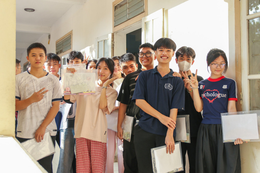 Thí sinh tại điểm thi Trường THPT Tương Dương 1. (Ảnh: Phạm Tâm). img-4547-copy.jpg