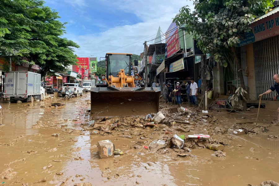 Sau khi nước lũ rút để lại một khung cảnh tan hoang, ngập ngụa bùn đất, rác thải, rễ cây cối khắp mọi nơi. 523037536-1184077880428128-1989030707104464151-n.jpg