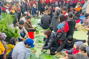 Học sinh vùng cao tham gia lễ hội bánh chưng xanh.