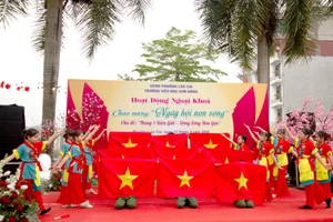 Tiết mục biểu diễn văn nghệ mang đậm tinh thần dân tộc của học sinh Trường Tiểu học Kim Đồng.