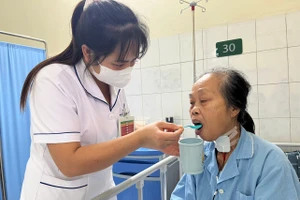 Hỗ trợ bệnh nhân phục hồi chức năng.