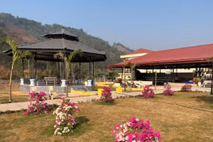 Khuôn viên Trường PTDTBT-THCS Nậm Chua, xã Nà Hỳ, tỉnh Điện Biên được đầu tư kiên cố từ nguồn xã hội hóa. 