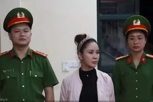 Bị can Doãn Thị Lệ Xuân (đứa giữa) tại cơ quan Công an.