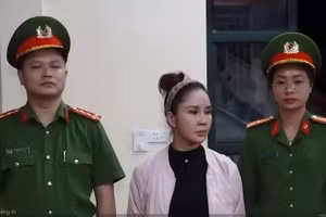 Bị can Doãn Thị Lệ Xuân (đứng giữa) tại cơ quan Công an.